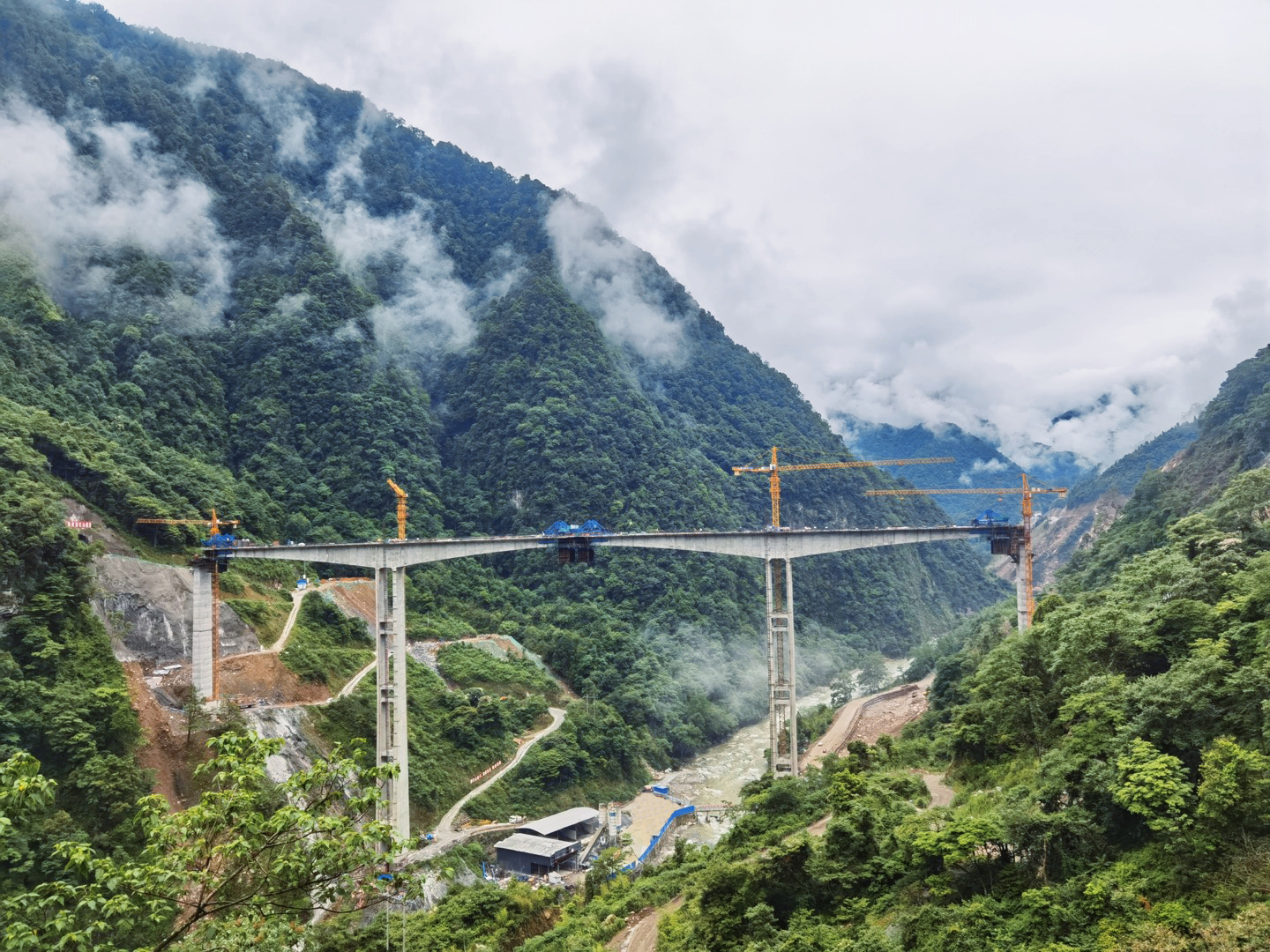 浙江交建首个超百米高墩桥梁完成"空中对接"