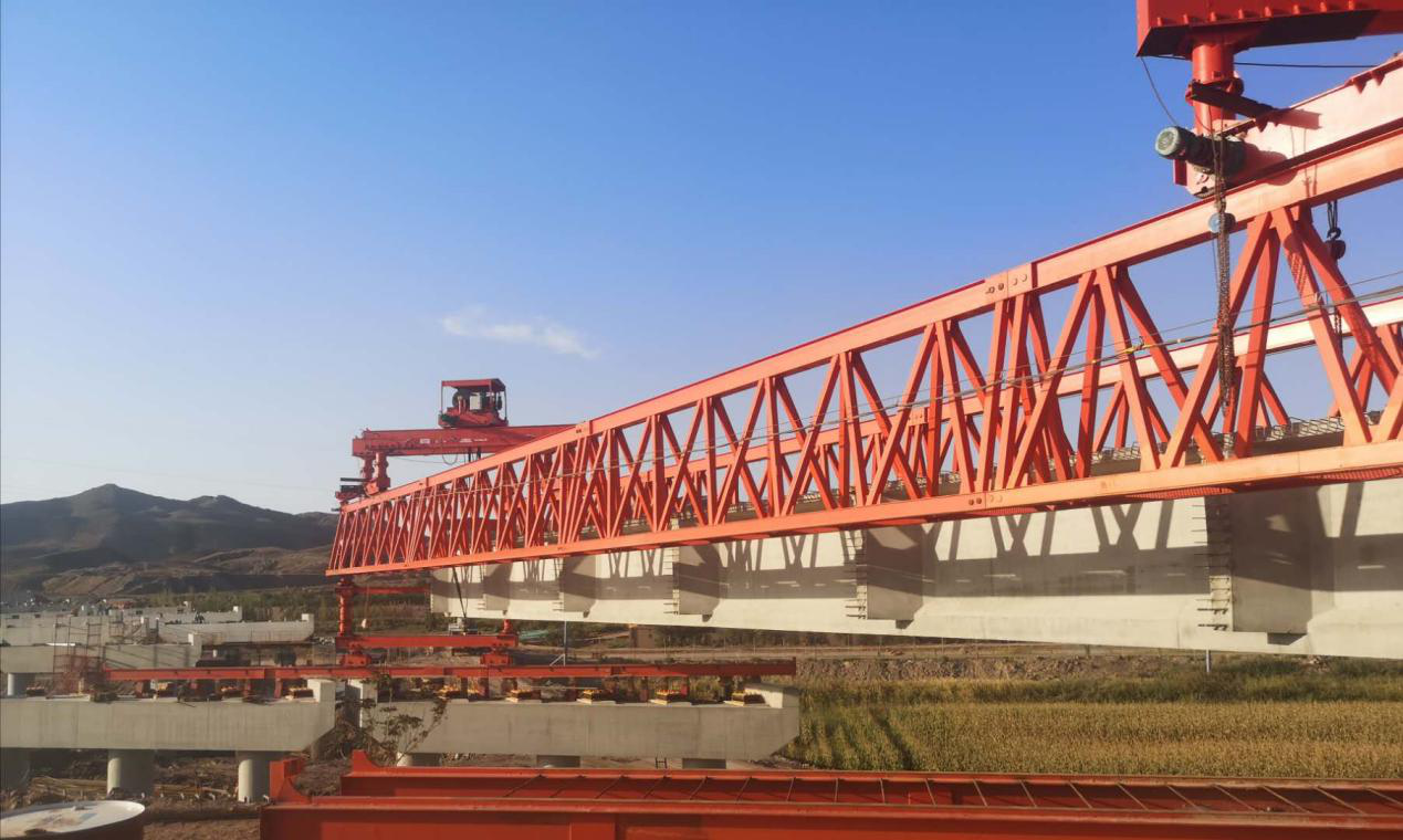 浙江大成乌玛a4标段项目北干渠二号桥首件预制40米t梁架设成功