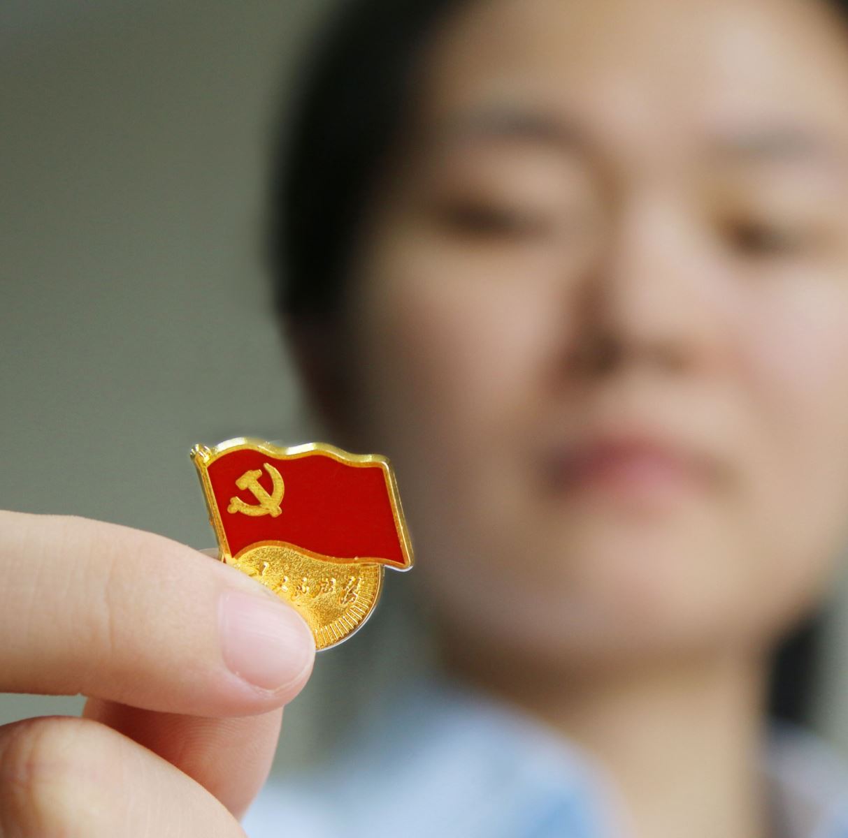 浙江三建开展"戴党徽,亮身份,争先锋"活动